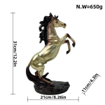 Seisev hobuse kuju figuriin k&auml;sitsi valmistatud lauakaunistus &otilde;ppetoa jaoks kerge kuld