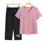 &Otilde;ie mustriga kaheosaline komplekt eakatele naistele. Vabaaja n&ouml;&ouml;bitav l&uuml;hikeste varrukatega top ja p&uuml;kste komplekt. Suvine vanaema ema riietus. 4XL roosa