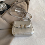 K&otilde;rge v&auml;&auml;rtusega v&auml;lismaise stiili tunnetusega v&auml;ike kott naiste 2025. aasta s&uuml;gise uus &uuml;hev&auml;rviline &otilde;lakott moekas lipsuga v&auml;ike nelinurkne kott h&otilde;be