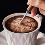 Roostevabast terasest kohvi kaunistamiseks m&otilde;eldud kunstipliiats puidust k&auml;epidemega Latte t&otilde;mmake lillen&otilde;el Barista t&ouml;&ouml;riist kohvitarvikud modelleerimist&ouml;&ouml;riist