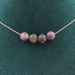 Pierres et Min&eacute;raux. Collier 4 perles Mica violet de Tanzanie 8 mm. Chaine en acier Collier femmes, hommes. Taille personnalisable.