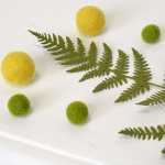 Pompons en laine feutr&eacute;e - Vert/Jaune - 1,5 cm - 30 pcs