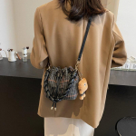2025 uus ruuduline l&otilde;uendist &auml;mbrikott k&otilde;rgekvaliteediline ni&scaron;&scaron; kaenlaalune retro &uuml;he &otilde;la crossbody trend 17*11*16 must