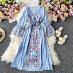 Uus moodne naiste kleit V-kaelusega, kontrastses v&auml;rvitoonis tikandid disain, lainetavad varrukad A-joonega pikad naiste kleidid One Size helesinine v&auml;rv