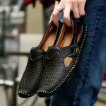 Suvised meeste sandaalid Pehme nahk Meeste kingad Sisse libistatavad &Otilde;&otilde;nes V&auml;ljal&otilde;iked Vabaaja Moetrendid Meeste Mugavad S&otilde;idu Sandaalid Igap&auml;evased Meeste Kingad 38 must