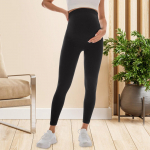 Rasedad naised, kes kannavad spordi- ja vabaajas&auml;&auml;riseid, millel on liibuv ja &otilde;mblusteta joogap&uuml;ksid M kohv