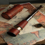 K&auml;sitsi valmistatud teleskoop poolnahast nikerdamiseks funktsionaalne vanaaegne koopia messingist merev&auml;e antiikne silmaklaasiga teleskoop