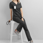 Naiste meditsiinilise vormikoorija komplekt Medical Scrubs &uuml;lemised p&uuml;ksid, riidest V-kaelusega n&ouml;&ouml;riga p&uuml;ksid XXL must