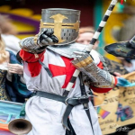 Templari r&uuml;&uuml;tli kiiver masonic messingist risti ja h&otilde;bedase viimistlusega Cosplay kiiver tasuta puidust alusega