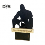 Istuv mees veinipudelihoidja puidust mehe siluetiga &otilde;llepudeli vitriin. Korraldaja nagi Kodu K&ouml;&ouml;k Baar S&ouml;&ouml;gilaud T&ouml;&ouml;laua kaunistus A