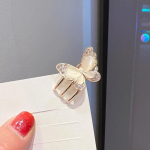 Moodsad l&auml;ikivad liblikaga juukseklambrid, peenest kivist naastudega metallist liblikas, v&auml;ikese juuksen&otilde;elaga naiste peakate