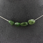 Pierres et Min&eacute;raux. Collier 4 perles Diopside du Br&eacute;sil. Chaine en acier inoxydable Collier femmes, hommes. Taille personnalisable.