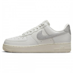 Nike Air Force 1 07 Essential H&otilde;bedane Swoosh Naiste tossud Valge Summit-White Metallik-H&otilde;be DQ7569-100 37.5