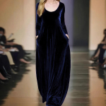 Naiste pikkade varrukatega &uuml;mara kaelusega kuldsest sametist elegantne pikk kleit M tumesinine v&auml;rv