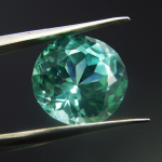 8.85 ct naturaalne Montana safiir, &uuml;marl&otilde;ikega, SERTIFITSEERITUD lahtine v&auml;&auml;riskivi, sinakasroheline 12.3 mm approx roheline