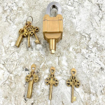 K&auml;sitsi valmistatud avatud kolme v&otilde;tmega keerukas puslelukk, t&auml;ismessingist t&ouml;&ouml;tav turvalukk, 1 tk ( v&otilde;tmekomplekt 2 ) Kingitus uude kodukontorisse