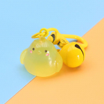 Helendav Peace Chicken v&otilde;tmehoidja Multifilmi loomanuku ripats V&auml;ike kollane tibu v&otilde;tmehoidja seljakott Amuletid autokoti kujundus