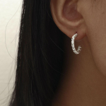 Lihtsad mitmek&uuml;lgsed strassk&otilde;rvar&otilde;ngad, ni&scaron;idisainiga, mis annavad edasi k&uuml;psust, temperamentsed k&otilde;rvar&otilde;ngad naistele, luksuslikud s&auml;delevad k&otilde;rvar&otilde;ngad, ehted