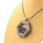 Pierres et Min&eacute;raux. Collier Rubis brut. Mod&egrave;le Hexagone.