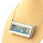 Pierres et Min&eacute;raux. Collier Apatite Paraiba brut. Mod&egrave;le rectangle.