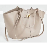 Kerge ja suure mahutavusega uus nahkhiirekujuline high street k&auml;ekott, trendikas &uuml;hekordse &otilde;larihmaga diagonaalkott naistele 32cm*16cm*29cm gray