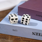 1 tk 16 mm 6 k&uuml;ljega kuuepoolne pealuu vaik D6 t&auml;pit&auml;ringukomplekt, must valge punkt DND TRPG RPG lauam&auml;ngu jaoks Halloweeni lauam&auml;ngud