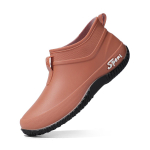 Naiste veekindlad libisemiskindlad l&uuml;hikesed vihmasaapad - Paksutallalised, mustust h&uuml;lgavad, madala l&otilde;ikega, pehmetallaga kummist kingad k&ouml;&ouml;gi- ja v&auml;listingimustes kasutamiseks. 38