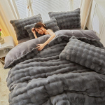 Premium Talvine J&auml;nese Karusnaha Pl&uuml;&uuml;sist Neljaosaline Komplekt: Paksustatud korallfliisist ja piimasametist tekikott koos kunstkarusnahast kolmeosalise voodilinade komplektiga. 1.8m (6ft) Bed