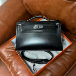 &Ouml;&ouml;pakkumise Simulatsioon Sa Pead Ostma &Uuml;he Generatsiooni K&auml;ekoti 22 Roobast Swift Veisenahast Must BOX-lukk K&auml;eshoitav Kott &Uuml;hekihiline 22x7.5x13cm must