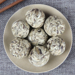 2023 Yunnani k&auml;sitsi valmistatud Yue Guang Bai Dragon Pearl High Mountaini vana puu valge tee 100g/3.52oz