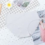 Seksikas keskmise k&otilde;rgusega naiste aluspesu &uuml;hes t&uuml;kis j&auml;&auml;siidist &otilde;mblusteta kolmnurkp&uuml;ksid M hall v&auml;rv