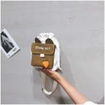 Kvaliteetse tekstuuriga klassikaline &uuml;hev&auml;rviline &otilde;lakott naistele. Moekas v&auml;ike kandiline kott kollane