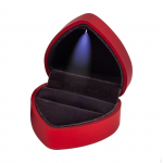 S&uuml;damekujuline kihlas&otilde;rmuse karbihoidja k&otilde;rvar&otilde;ngad m&uuml;ntide ehte&uuml;mbris LED tuledega punane