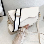 Moodsad v&auml;ikesed PU-nahast sadulakujulised kaenlaalused kotid naistele, vintage disaineri &otilde;lakott, v&auml;ikese klapiga rahakott