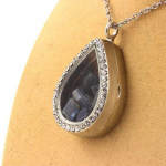 Pierres et Min&eacute;raux. Collier Kyanite brut. Mod&egrave;le goutte. sinine