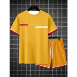 Suvine meeste spordidress, &uuml;hev&auml;rviline triibuline T-s&auml;rk, l&uuml;hikesed p&uuml;ksid, spordiriietus, s&ouml;rkimiskost&uuml;&uuml;m, suured riided, t&auml;navar&otilde;ivad &otilde;ues S