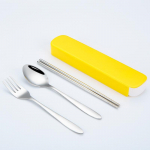 4 tk/komplekt roostevabast terasest s&ouml;&ouml;gipulgad lusikas kahvel steakinuga hoiukarbiga reisimine telkimine s&ouml;&ouml;giriistade komplekt kaasaskantavad lauan&otilde;ud kollane