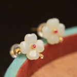 Neljak&auml;pa ristikheina Hetiani valge jadeiit naastk&otilde;rvar&otilde;ngad, jadeiidist lillek&otilde;rvar&otilde;ngad, naiste k&otilde;rgekvaliteedilised safiirk&otilde;rvar&otilde;ngad, peen retro.