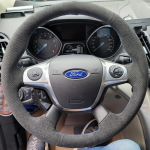 Ford Focus 3 2012 - 2014 KUGA Escape 2013 - 2016 jaoks DIY k&auml;sitsi &otilde;mmeldud must seemisnahast auto rooliratta kate Red Thread