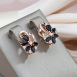 1 paar kuldset v&auml;rvi pisaraga l&otilde;igatud must kivi lillelised kroonlehed k&otilde;rvar&otilde;ngad rippuvad konksuga k&otilde;rvar&otilde;ngad lille liblikaga k&otilde;rvar&otilde;ngad must