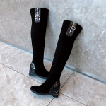 K/Naiste kiilkontsaga saapad on mugavad ja mitmek&uuml;lgsed, &uuml;lem&otilde;&otilde;duliste p&otilde;lvek&otilde;rguste saabastega 41 must