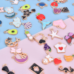 100 tk Erineva stiiliga segatud suuruse ja v&auml;rviga sulamist metallist tilk&otilde;liga v&otilde;lusid, kuldne ripats