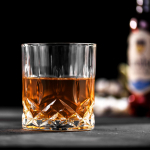 Viskiklaaside komplekt 4 tk, Old Fashioned klaasid 10oz Kristallklaasid luksuskarbis Scotch Bourboni lik&ouml;&ouml;ri kokteili jaoks puhas