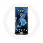 &Uuml;mbris Samsung Galaxy A3 Ozarki seeria 4. hooaja plakatile Wendy Byrde ja Marty Byrde