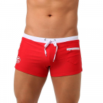 Meeste ujumisp&uuml;ksid esitaskuga, liibuv seksikas ujumisriided rannar&otilde;ivad p&auml;evitamiseks surfamise j&otilde;usaal L