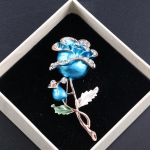 Roosilillega prossin&otilde;el Naise k&otilde;rgekvaliteedilisest sulamist inkrusteeritud kivist r&otilde;ivamanused