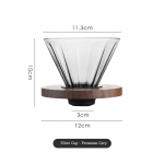 Kodumajapidamises kasutatav kohvimasin t&auml;iustatud hallist klaasist k&auml;sitsi valmistatud kohvi tilgutifiltriga tass puidust kaubaaluse jagamiskannu kohvin&otilde;ud hall