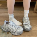 2024. aasta uued isakingad naistele, trendikad retroh&otilde;ngulised hingavad paksusega suurenenud praetud t&auml;navavabad spordijalatsid. 35 tumehall v&auml;rv