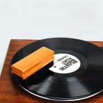 Velvet vin&uuml;&uuml;lplaatide puhastuskomplekt: Puidust k&auml;snhari retrofonograafi tolmu eemaldamiseks Vinyl record brush, Velvet, wood,