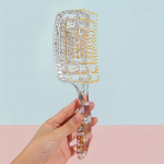 Antistaatiline kaardus juuksehari vastupidavast ABS-plastikust k&auml;epideme ja harjastega kuld